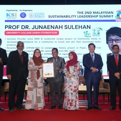 Mr Jamal Gabir on behalf of the Director of Institute Borneo Studies (IBS), Prof. Dr Junaenah Sulehan, receiving awards from All-Party Parliamentary Group Malaysia - Sustainable Development Goals (APPGM-SDG) Chairperson YB Puan Isnaraissah Munirah Bt Majilis@Fakharudy, at Berjaya Time Square Kuala Lumpur on 19th June 2023